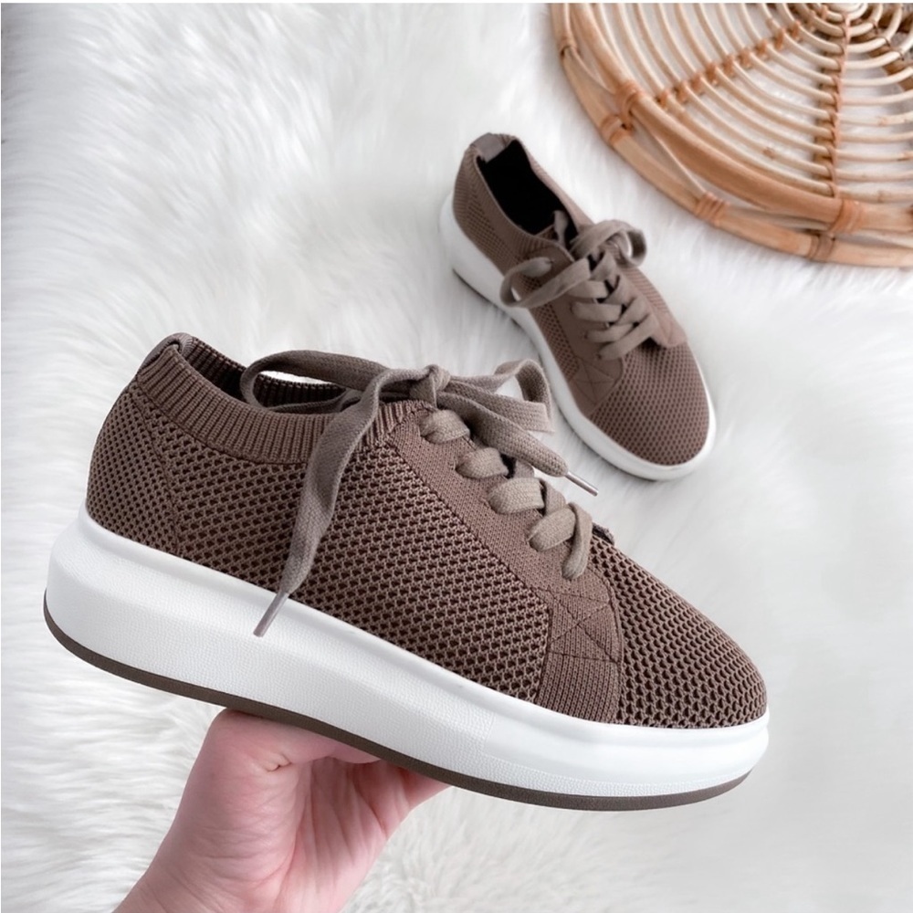 Blondo Dawson Waterproof Sneakers Taupe Tan Brown Lace Up Knit Stretch Platform